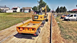 Krawężnik i korytowanie | Cat M317F excavator with Engcon tiltrotator and new trailer PK1 RCM