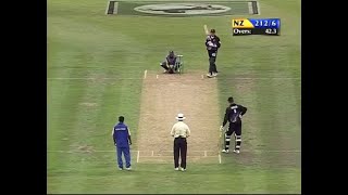 Muttiah Muralitharan bowling without ANY Run Up. Rarest Incident. New Zealand v Sri Lanka 2001