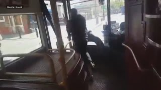 Held von London: Mann überwältigt Angreifer mit Messer in einem Bus