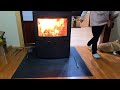 薪ストーブのまわりに集まる家族とコーギー a family and a corgi gathered around a wood stove