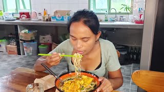 HUJan Makan Mie Sambil Live