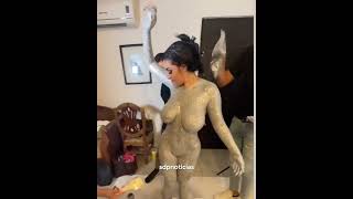 Karely Ruiz deslumbra más que nunca con estos brillos plateados ✨🌕✨