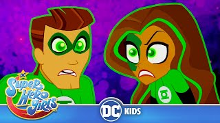 DC Super Hero Girls En Latino 🇲🇽🇦🇷🇨🇴🇵🇪🇻🇪 | ¡Linterna Verde contra Linterna Verde! | DC Kids