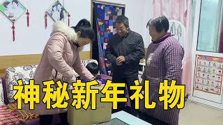 小丽送婆婆过年礼物，全家高兴都围着研究，公爹一旁笑眯眯看不够【姑嫂一家亲】