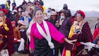 The Tibetan dance under the snow mountain, the happy atmosphere is desirable