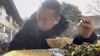 第一次吃菜吃哭了，还以为是老板放错调料了。结果一问就这个味…