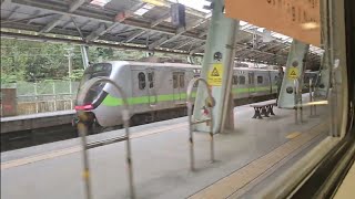 1188次苗栗發車經由山線開往基隆的銀綠色微笑號EMU900型十輛一編組EMU934區間車，和4171次蘇澳發車經由宜蘭線開往樹林的EMU887+EMU888大吉數字二代微笑號區間車