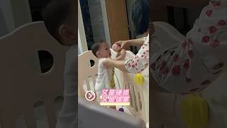 寶寶厭奶期喝奶是要看心情的~心情好是這樣。When the baby is tired of breastfeeding ~ when the mood is good。