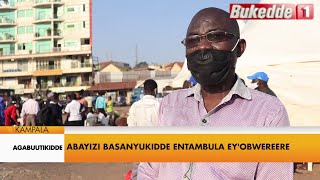 Agabuutikidde:  Abayizi basanyukidde entambula ey'obwereere.