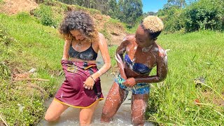 AFRICAN girl teaches an ISRAELI girl how to shower in the village🇰🇪 🇰🇪