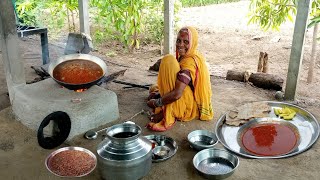 पावसाळ्यात आजीच्या पध्दतीनं झणझणीत गरमागरम हुलग्याचं कढणं |आजोबांनी कढणात भाकरं खुस्करून फुरकी आणली!