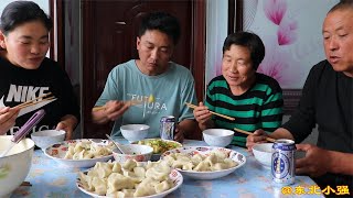 东北面食确实好吃，婆媳今天包猪肉萝卜饺子，一口一个好过瘾，香【东北小强】