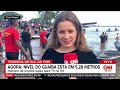 Repórter mostra enchente do Lago Guaíba, em Porto Alegre