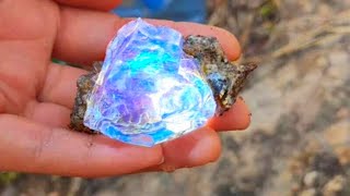 🔥 Man Discovers Strange Gem on Beach – Jeweler’s Reaction? \