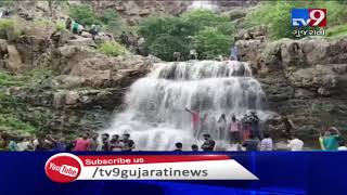 Monsoon Bliss: Picturesque waterfall in Aravalli's Sunsar beckons tourists | Tv9GujaratiNews