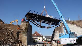 37 Tonnen schwere Stahlbrücke schwebt durch die Luft