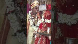 दो अंजाने अजनबी चले बांधने बंधन है रे  wedding video dulha Dulhan laddu khilane wala rasm #love