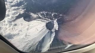 富士山頂の真上を飛行