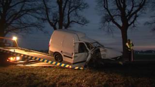 TVEllef: Bestelbus botst tegen boom in Horn