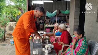 శ్రావణమాసం సందర్భంగా వృద్ధులకు టిఫిన్  స్వామి పెట్టారు 🙏🙏🙏🙏🙏🙏.