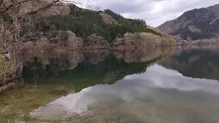 みどり市・曇り空の中、天然の鏡のように山々を映す【草木湖】の静かな湖畔