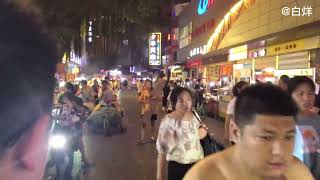 广州不夜城，龙潭夜市小吃街从街头摆到到街尾都那么火爆。