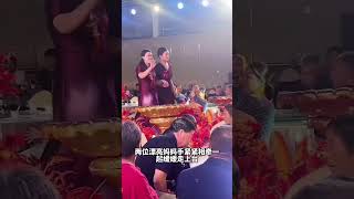 儿女结婚，两位漂亮妈妈手紧紧相牵一起缓缓走上台#生活百態 #幸福 #爱情 #婚礼现场 #婚礼