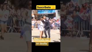 policía bailando salsa en desfile #baile #dance #salsacubana #salsa