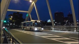 鉄の橋を通過するハローキティバス 北九州市営バス