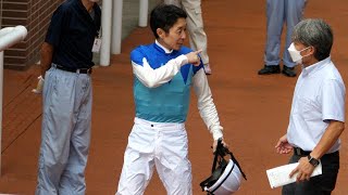 アドマイヤの勝負服でレースを待つ武豊