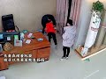 盘点孩子保护妈妈感人瞬间