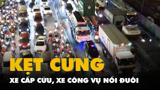 Nút giao An Phú kẹt cứng, xe cấp cứu, xe công vụ nối đuôi nằm chờ