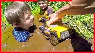 TOW TRUCKS STUCK IN THE MUD! - Axel Show Toy Trucks