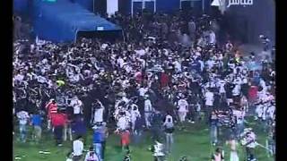 YouTube   إجتياح جمهور الزمالك لأرض الملعب فى مباراة الأفريقى