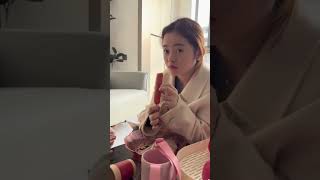 3岁宝宝有美食第一时间分享给妈妈，本以为是她长大了，没想到最后还是我想的太多了！#人小鬼大的小丫头 #人类幼崽迷惑行为大赏