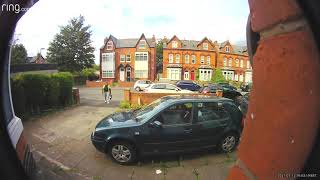 Idiot delivery driver caught on ringdoorbell