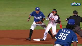 03/28 富邦 vs 統一 八局下，快腿昶詠連續挑戰狀元戴培峰，一舉站上三壘得分大門口