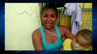 Mulher se acorrenta na porta de casa após receber ordem de despejo - CIDADE ALERTA