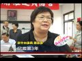 貼心 市長剝蝦夾菜 陪老榮民吃年菜