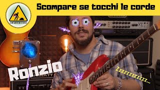 Il rumore della chitarra sparisce se poggio le mani sulle corde.