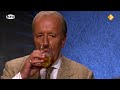 theo hiddema oog in oog. hiddema doet een boekje open