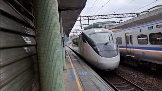 2233次瑞芳發車經由山線開往嘉義的EMU721+EMU722阿福號區間車，和232次樹林發車經由北迴線開往壽豐的EMU3000型十二輛編組EMU3015皮蛋豆腐騰雲號紅色帶新城際自強號列車