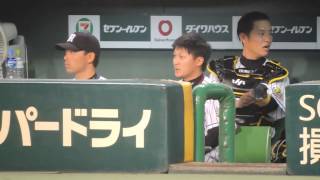 2015.8.28　甲子園　＃６８　ベンチでにこにこ、ぺこり