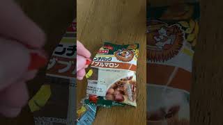 ランチパックのパッケージについているヤマザキパンのシールをパックくんの顔に貼り付ける　#lunchpack