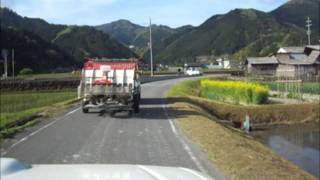 コンバイントレーラーによる田植え機の積載移動風景