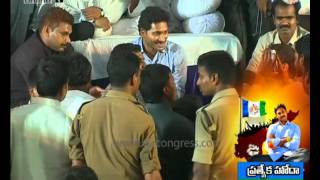 Day 1: Common People meet YS Jagan at Deeksha stage - 7th Oct 2015