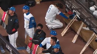 【崩れ落ちる】森友哉のホームランでWBC代表伊藤大海が崩れ落ちる。立ち直れないエース…オリックス対日ハム　エスコンフィールド北海道