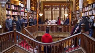 世界で最も美しい本屋「Livraria Lello」に店内を練り歩く