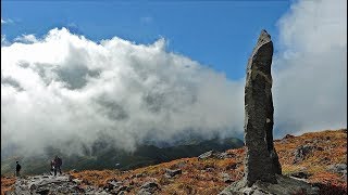 霊峰  月山　紅葉の峯をゆく　2017.09.24