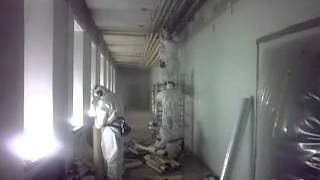 Asbestieristeiden purkua, removing asbestos insulation